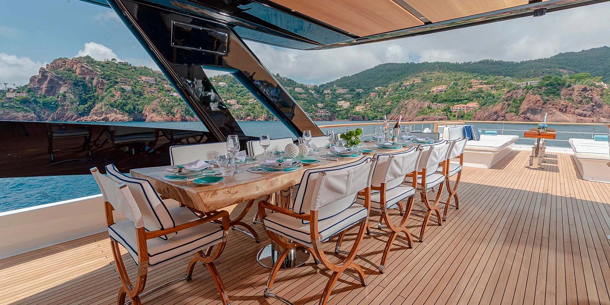 Аренда моторной мега яхты Amer 120 LAFAYETTE во Франции